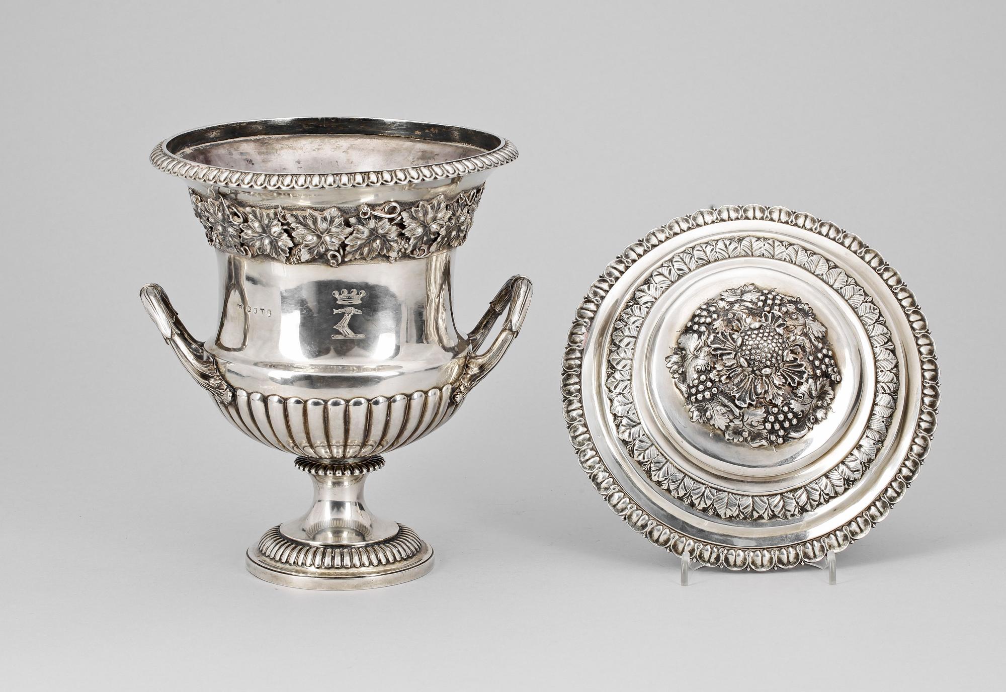 VINKYLARE MED LOCK, silver, empire, London, otydliga mästarstämplar, sannolikt 1813. Totalvikt 1936 g.