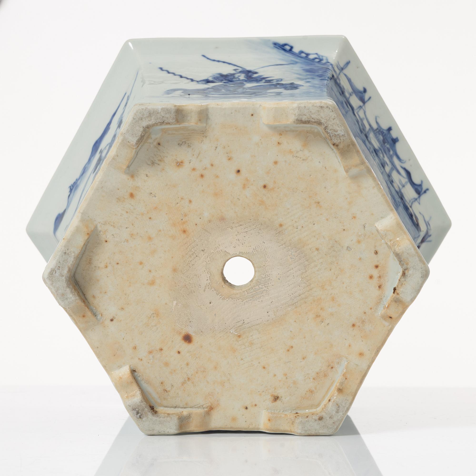 A Chinese blue and white porcelain flower pot, Qing dynasty, 19th century.