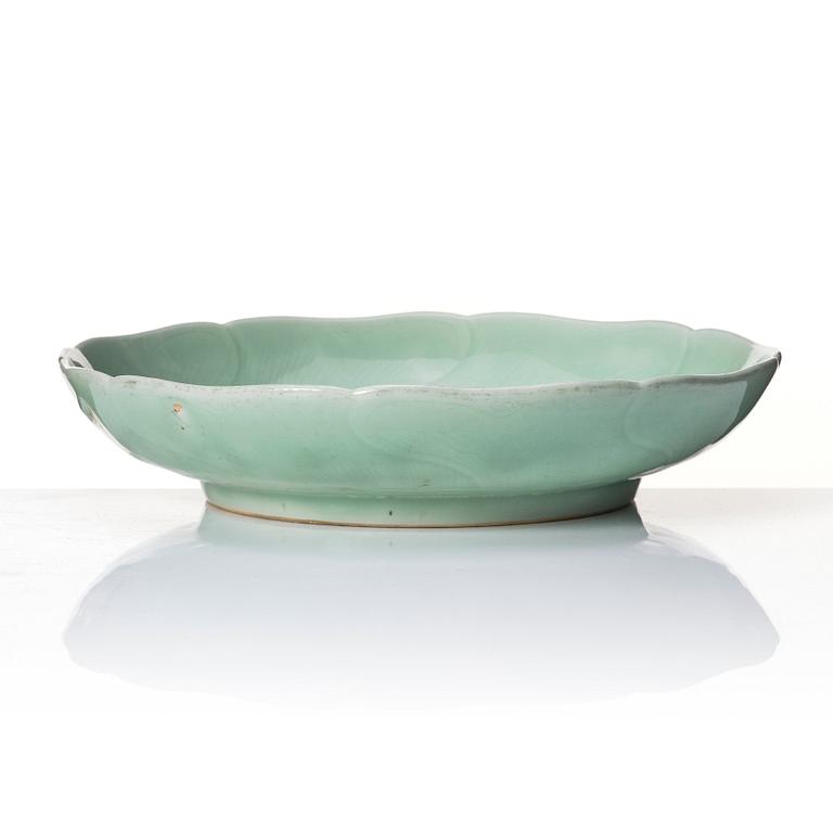 A large celdon glazed dish, Qing dynasty, 19th century.