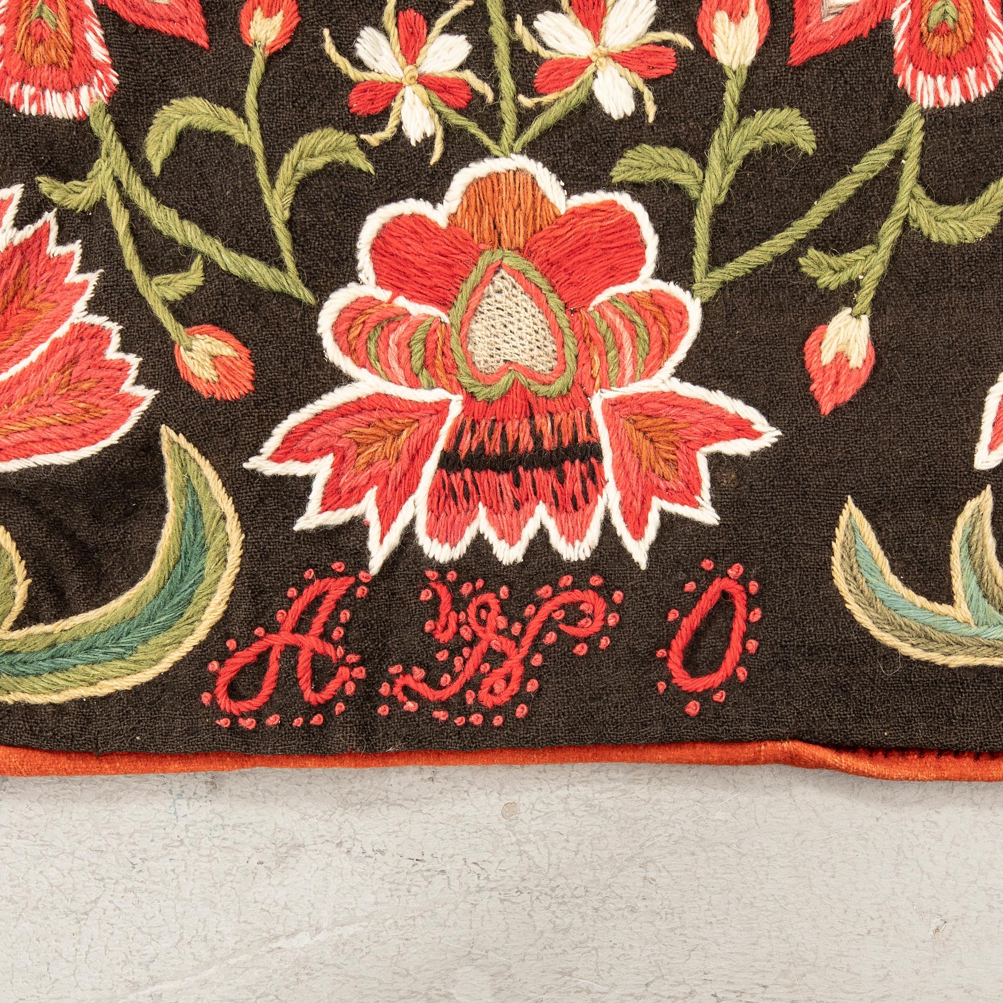 Åkdyna (agedyna) Skåne daterad 1828 broderad ca 103x49 cm.