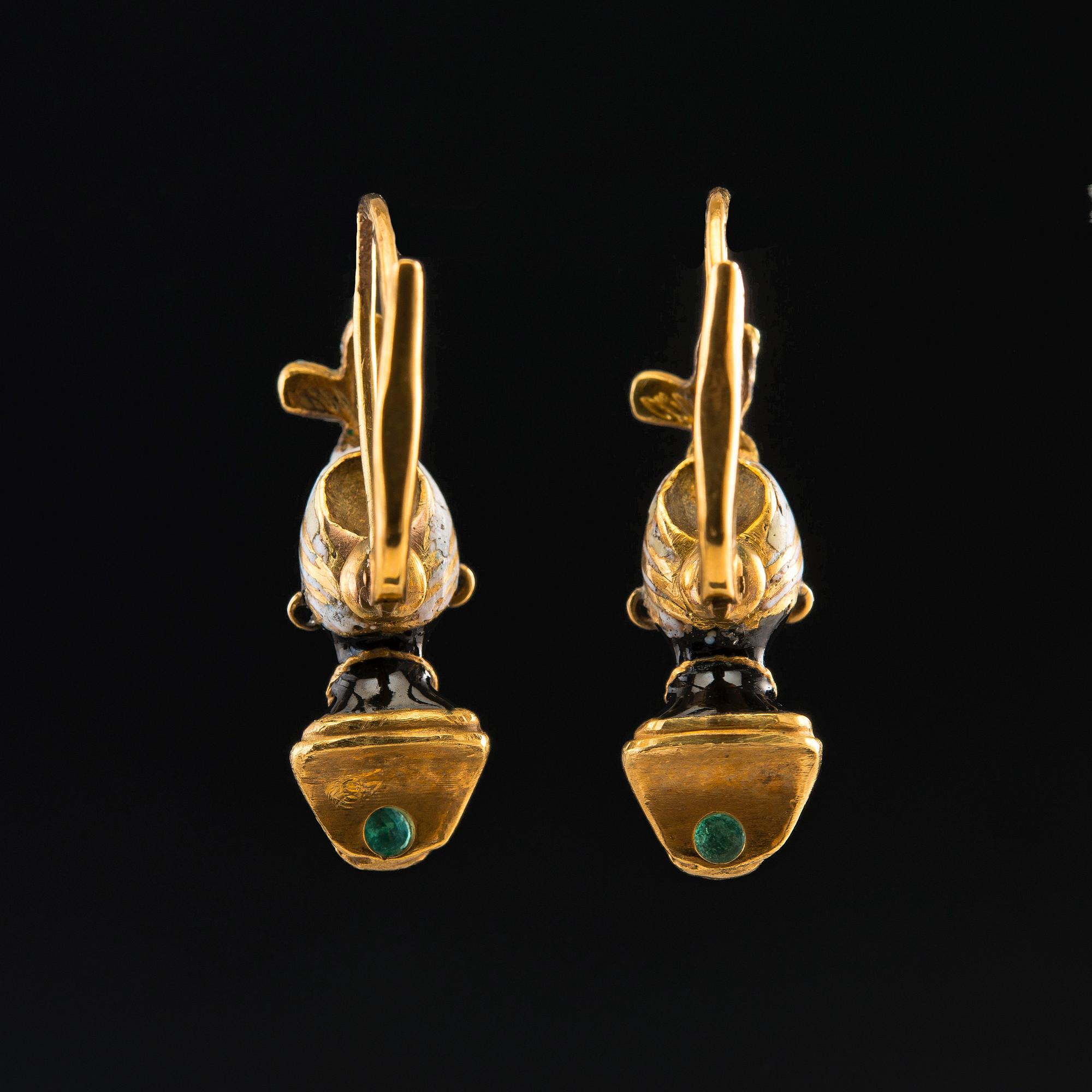 A PAIR OF EARRINGS, 56 gold, rose cut diamond, emerald, enamel. St. Petersburg early 1900 s. Lenth 25 mm, weight 8,6 g.