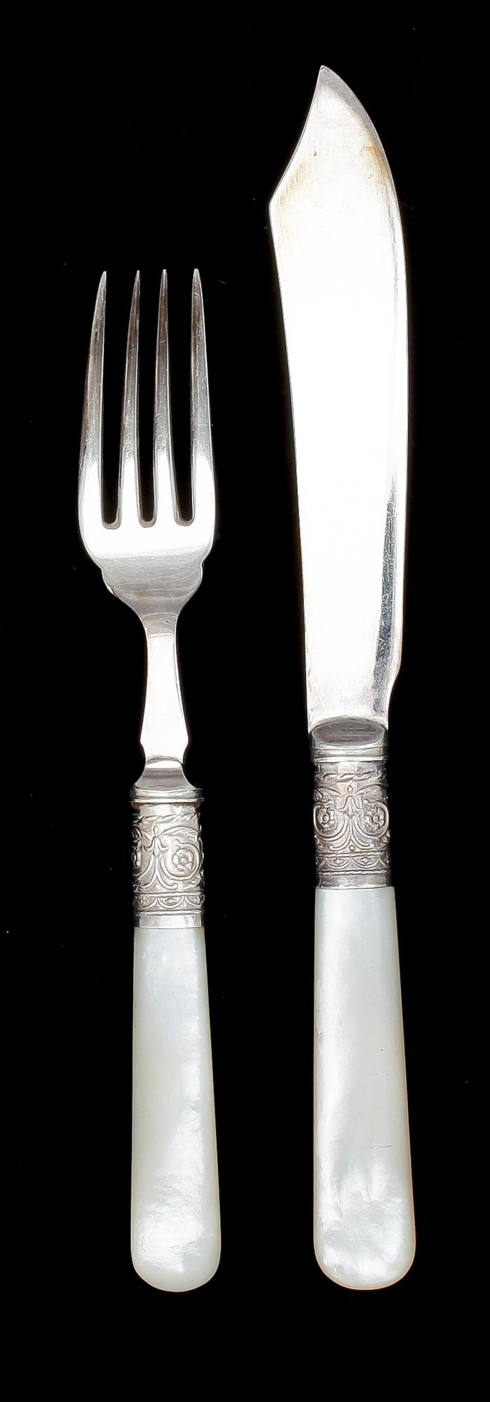 FISKBESTICK, 24 st, pläter och pärlemor. England. Omkring 1900.