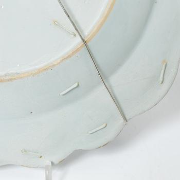 Tallrikar, ett par, vapenporslin, Qingdynastin, Qianlong (1736-95).