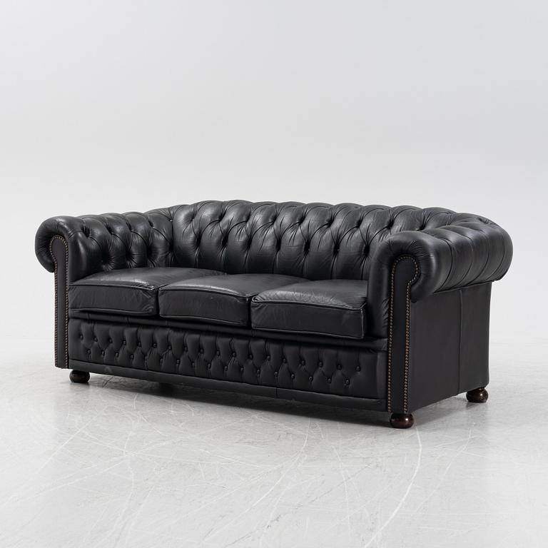 A leather upholstered Chesterfield sofa from Winchester furniture, end of the 20th Century.