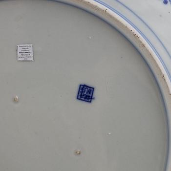 A Japanese blue and white porcelain dish, first half of the 20th century.