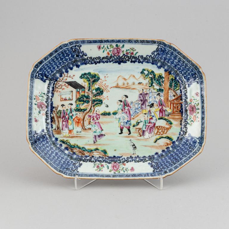 A pair of famille rose serving dishes, Qing dynasty, Qianlong (1736-95).