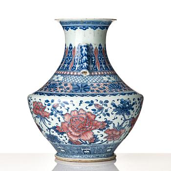 A large blue and white and iron red vase, Qing dynasty, 19th Century.