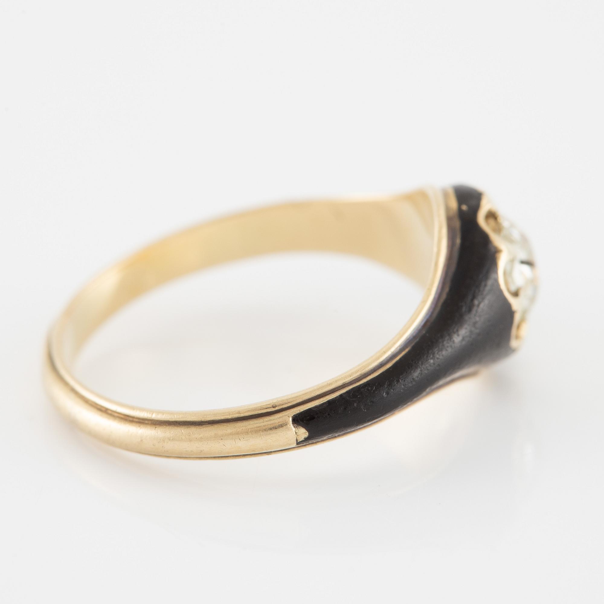 Ring 14K guld med emalj samt en gammalslipad diamant.