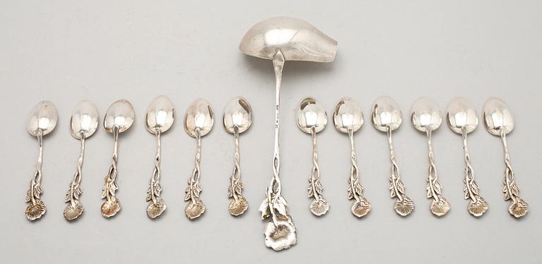 MOCKASKEDAR, 12 st samt gräddslev, silver, 1940-tal. Vikt ca 131 g.
