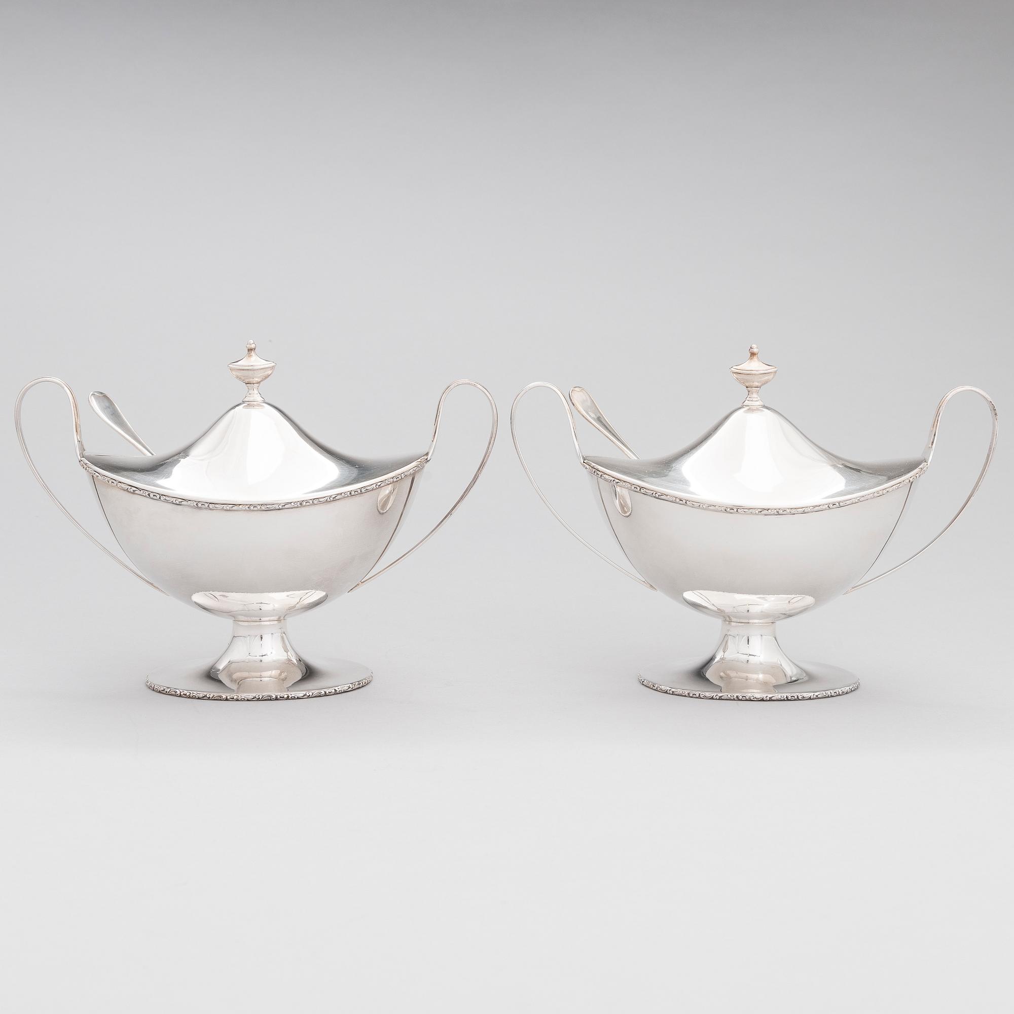 Firma CARL FREDRIK CARLMAN, SOCKERSKÅLAR med STRÖSKEDAR, ett par, silver, gustaviansk stil, Stockholm 1928-29.
