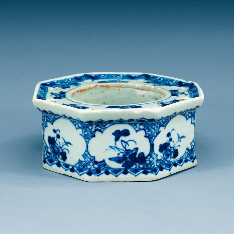 A blue and white ink/pen stand, Qing dynasty, Qianlong (1736-95).