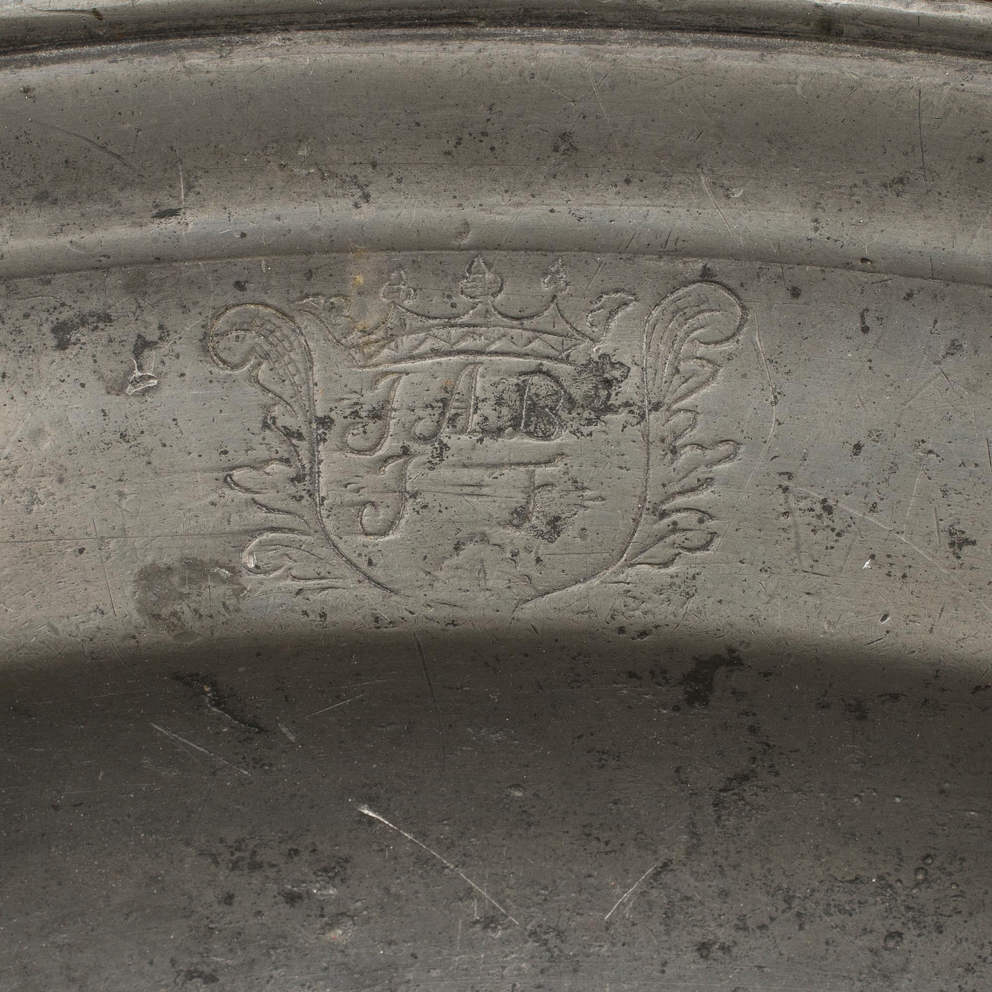 TENNFAT MED BENSTÄLLNING, sannolikt Tyskland, 1700-tal.