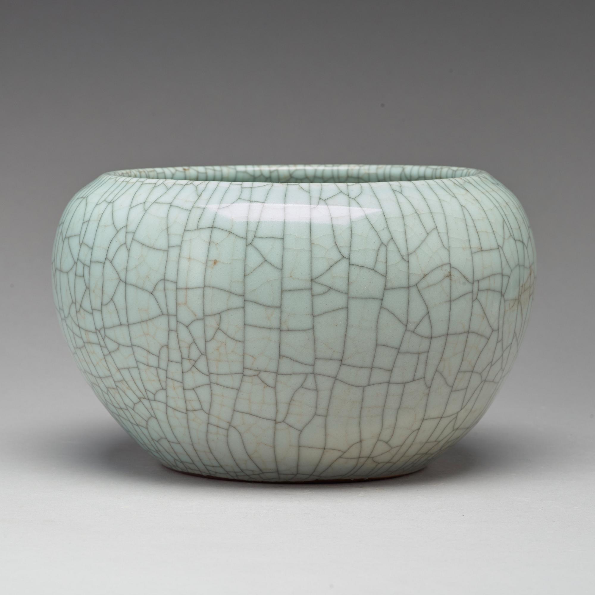 A ge-glazed bowl/censer, Qing dynasty.