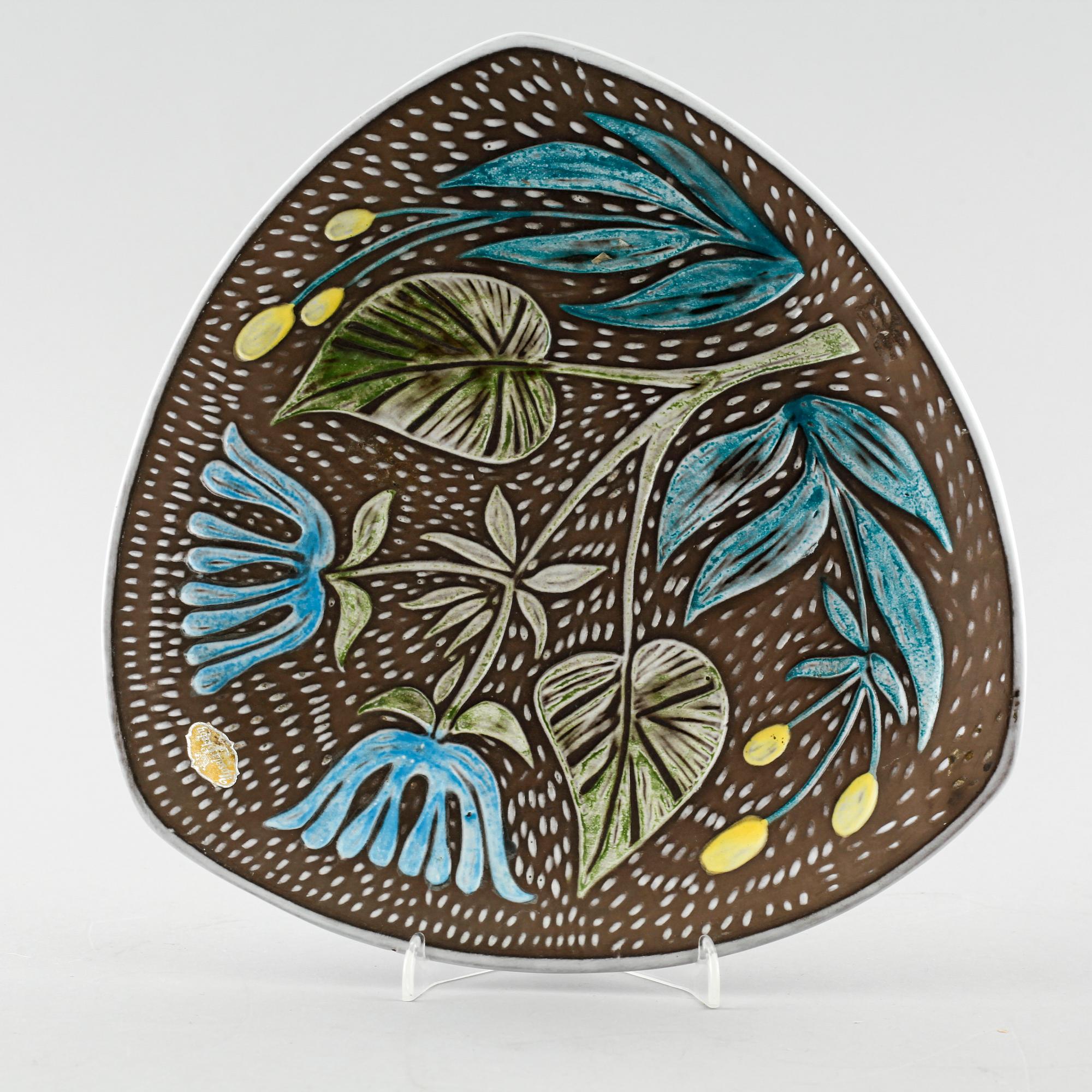 An earthenware dish by Mari Simmulsson for Upsala Ekeby, third quarter of the 20th century.