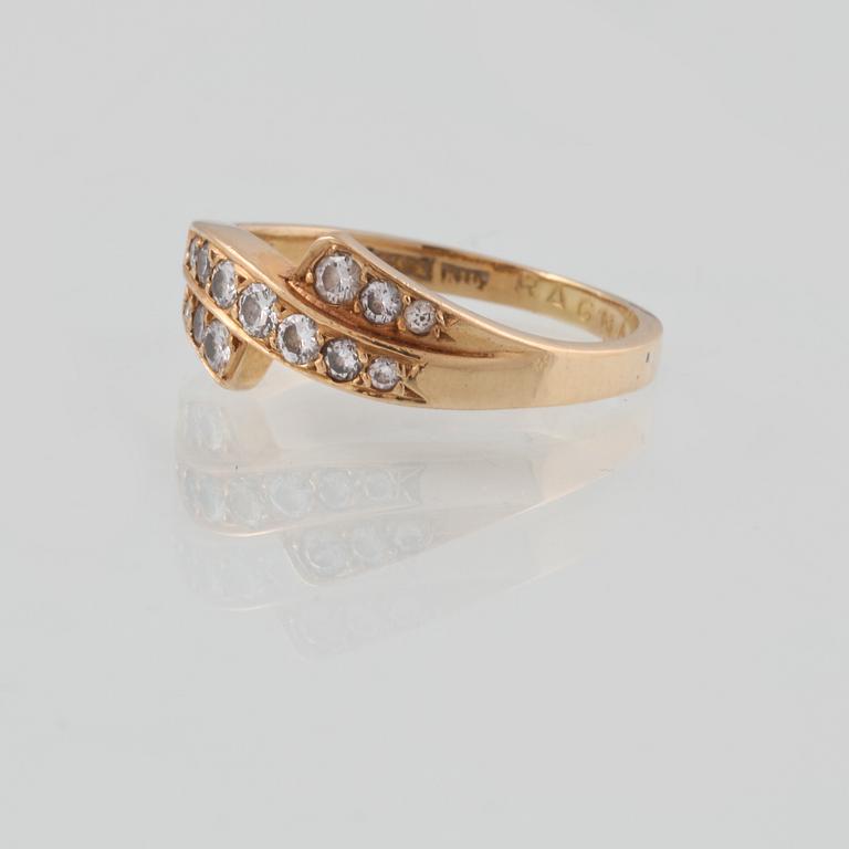 RING, 18K guld med 13 briljantslipade diamanter, 0.27 ct, Ceson, Göteborg, 1984. Vikt 2,6 gram.
