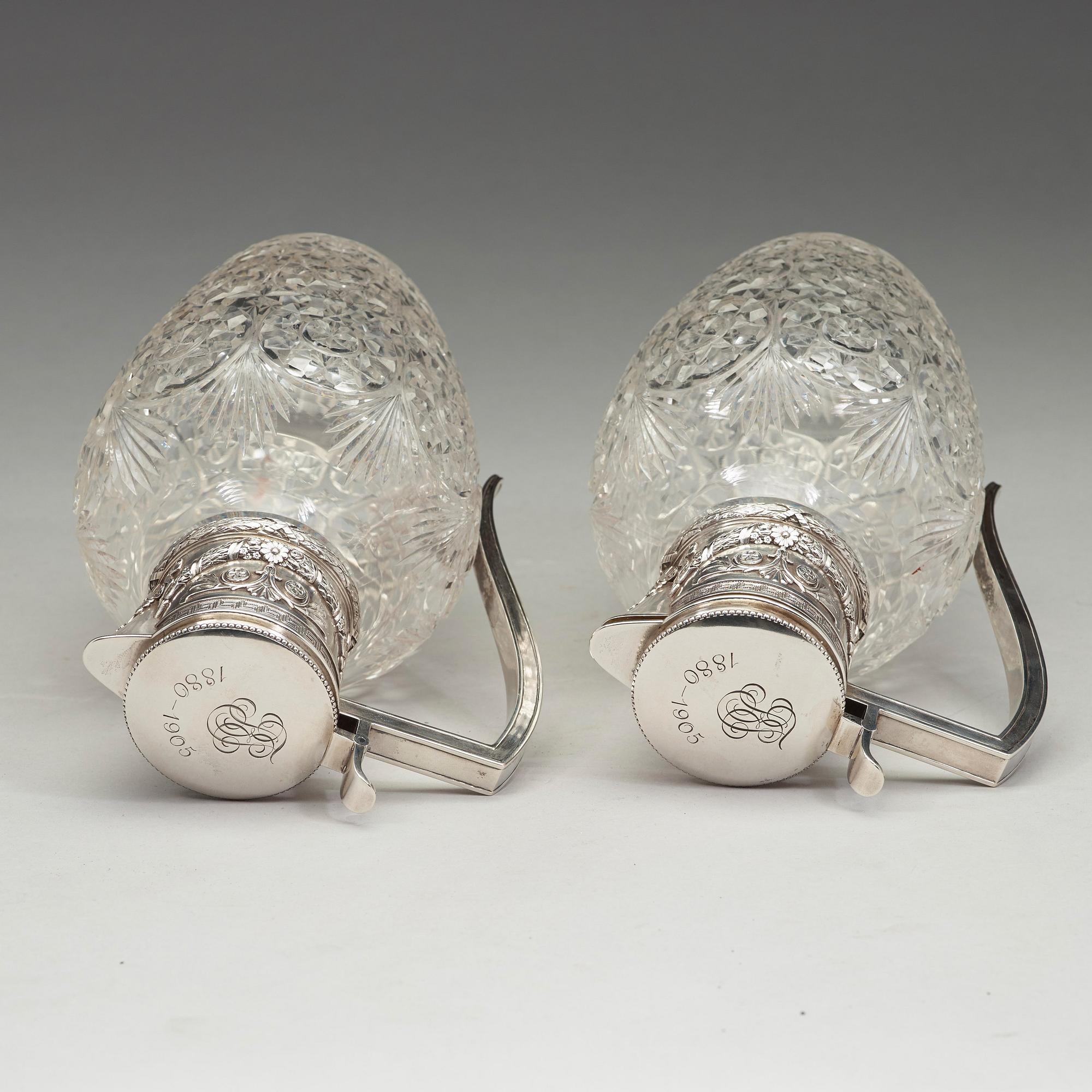 Fabergé, kannor, ett par, glas och silver, Moskva 1899-1908, ristat inventarienummer 20116.