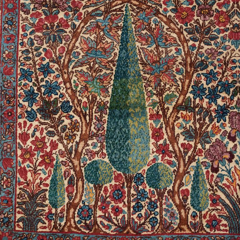 RUG. Semi-antique Kerman Province, the village Kheyrabad. 224,5 x 142,5 cm.