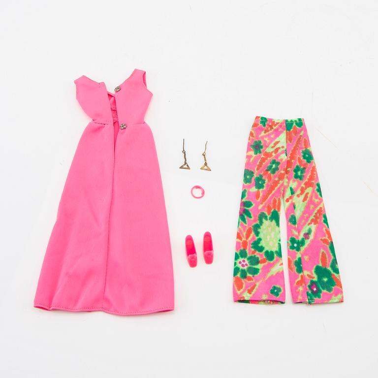 Barbiekläder, 2 set. Mod "Evening In", Mattel 1971-72 samt Mod "Blue Royalty" Mattel 1970.