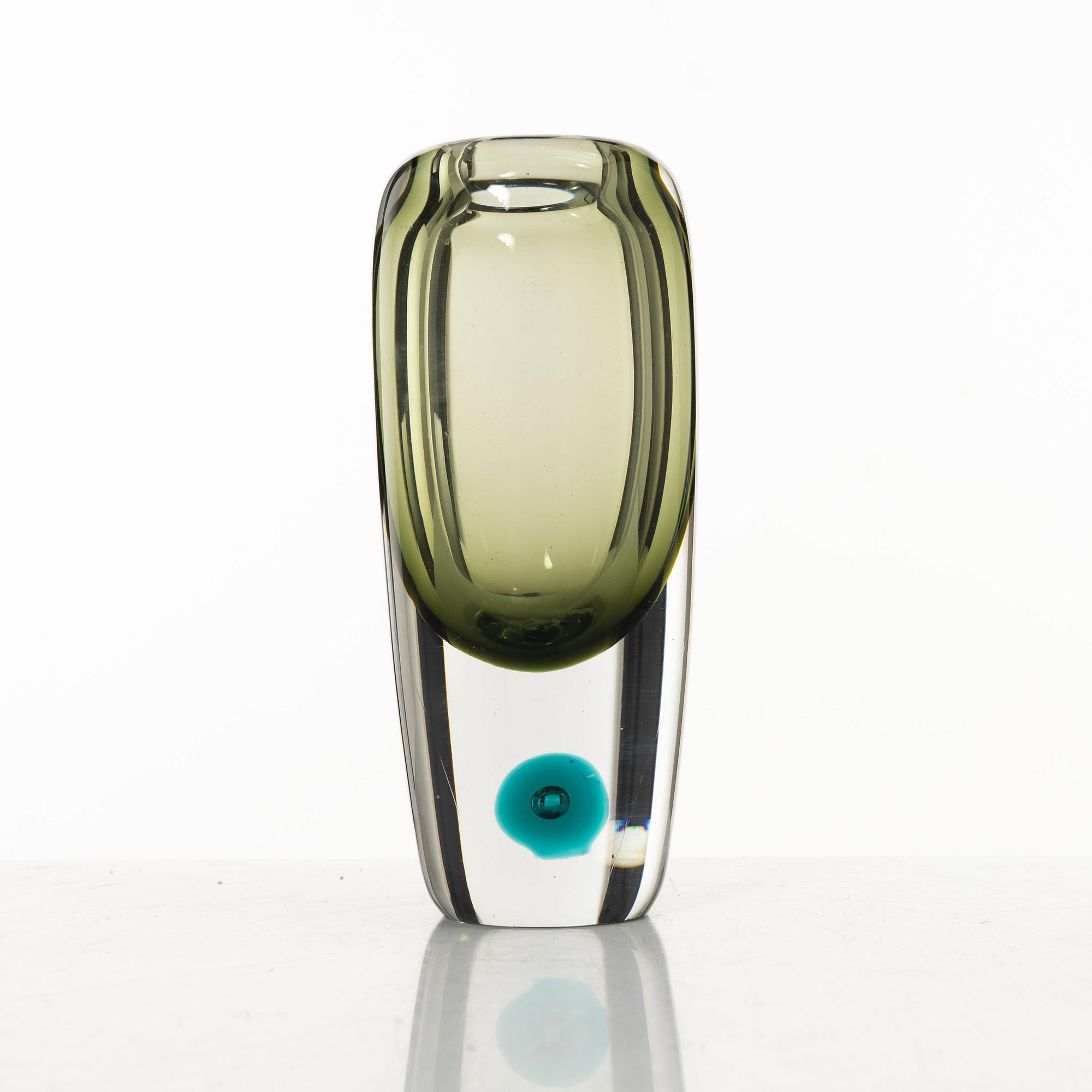 Saara Hopea, a 'Bubble' glass vase, Nuutajärvi Notsjö, Finland 1957.