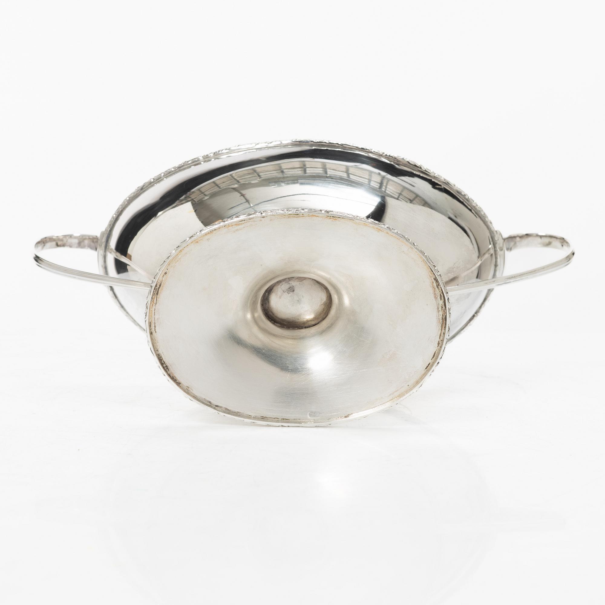 Firma Carl Fredrik Carlman, sockerskål med lock samt strösked, silver, Stockholm 1919.