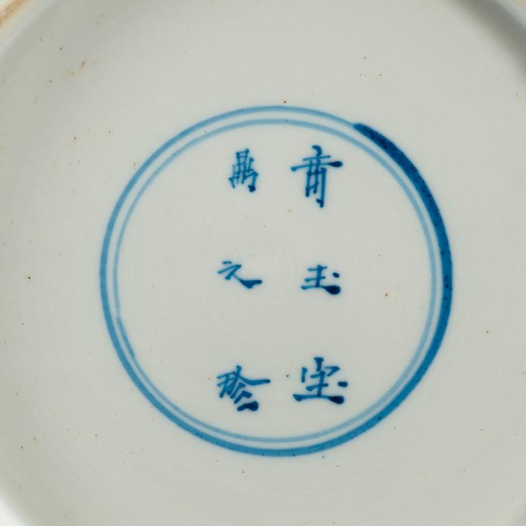 A set of four odd blue and white dinner plates, Qing dynasty, Kangxi (1662-1722), with different six character marks.