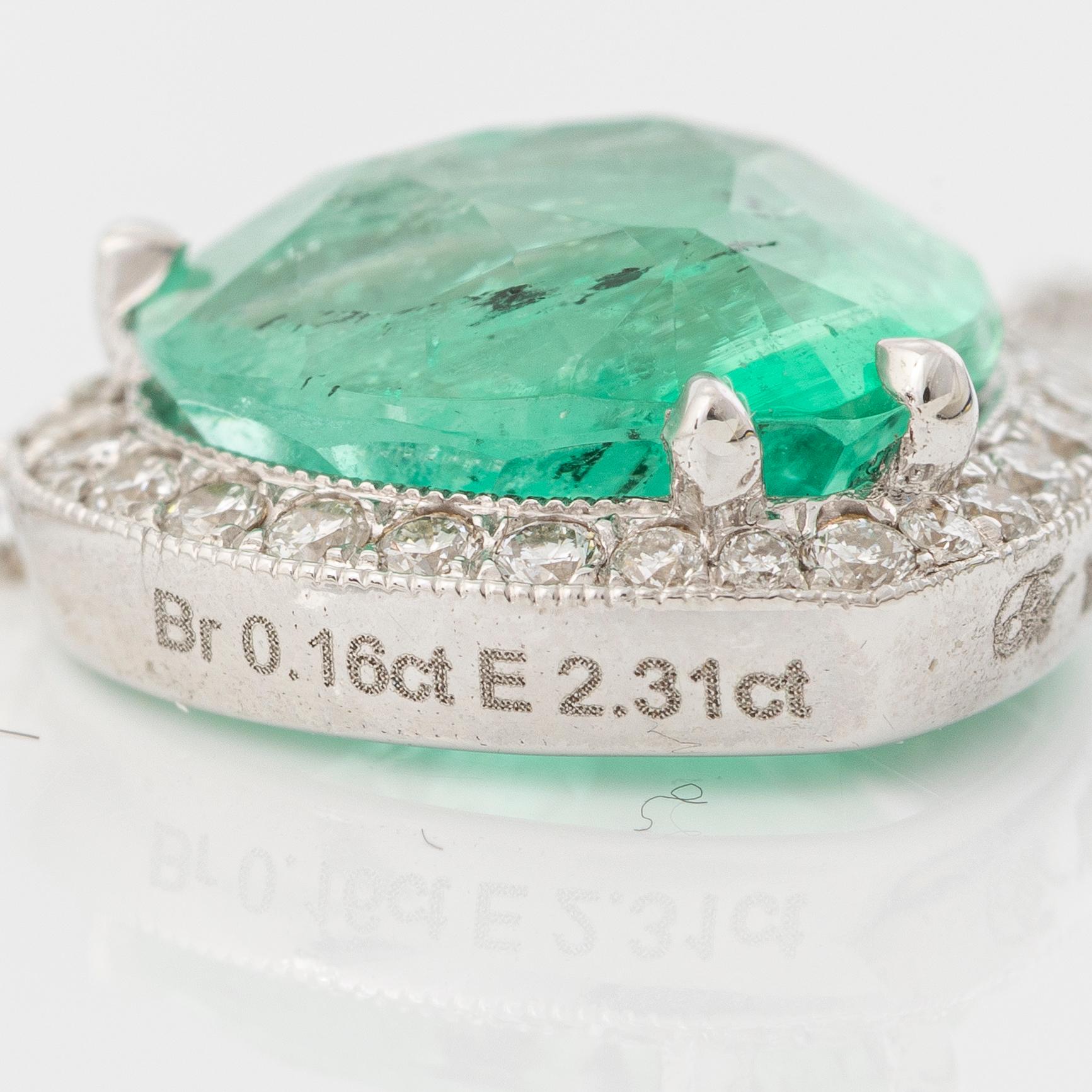 Collier 18K vitguld med hjärtslipad smaragd och briljantslipade diamanter.