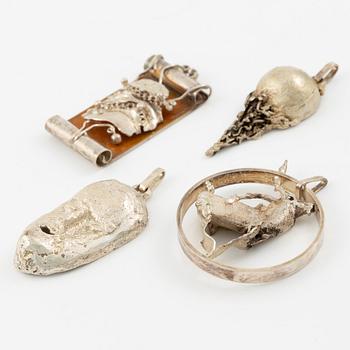 Lars Arby, fyra hängen, sterlingsilver och emalj, Göteborg 1969, 1970 och 1983.