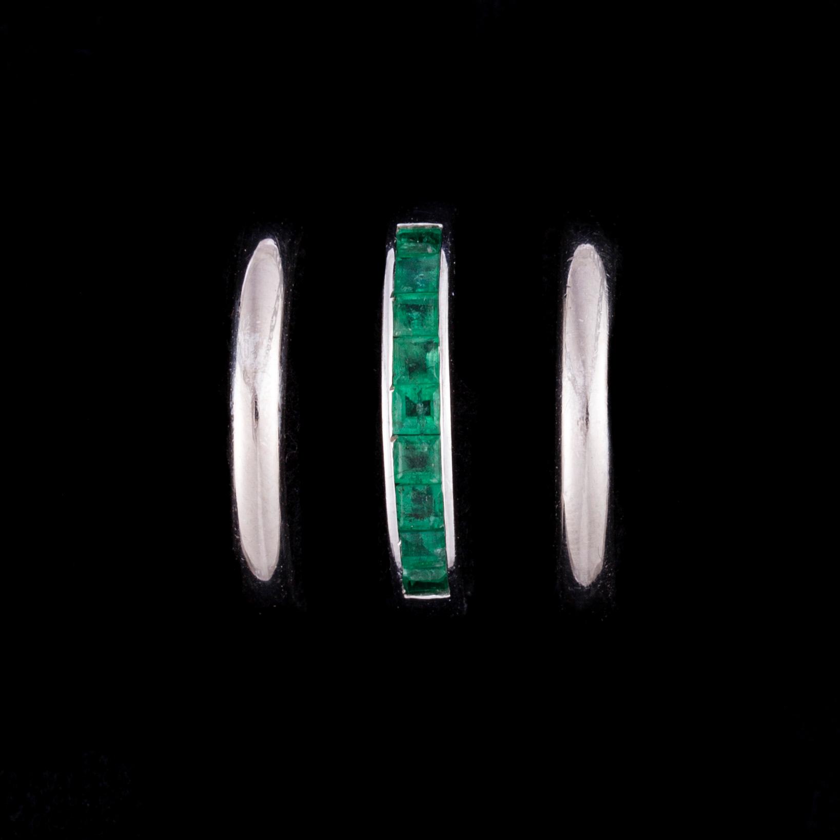 RING, 18K vitguld, smaragder. Vikt totalt ca 12,6 g.