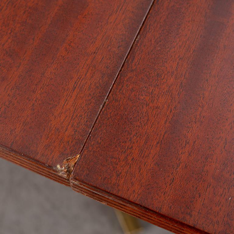 Dining table, England, second half of the 20th century.