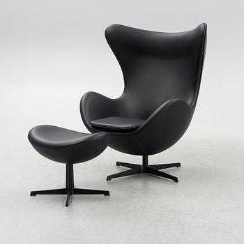 Arne Jacobsen, fåtölj och fotpall, ”Ägget”, Fritz Hansen, Danmark, 2022.