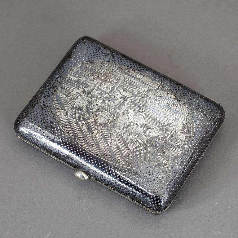 CIGGARETTETUI, silver, niellodekor, Ryssland sent 1800-tal. Vikt ca 102 gram.