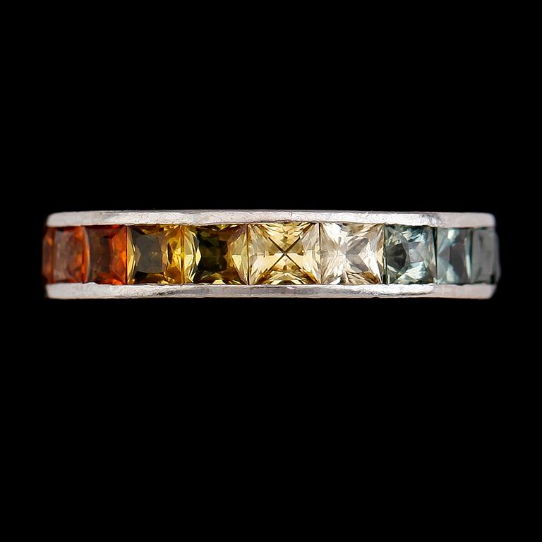RING, 14K vitguld, olikfärgade safirer.