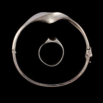 ARMRING SAMT RING, sterlingsilver, Matti Hyväninen, Finland. Vikt 18 g.