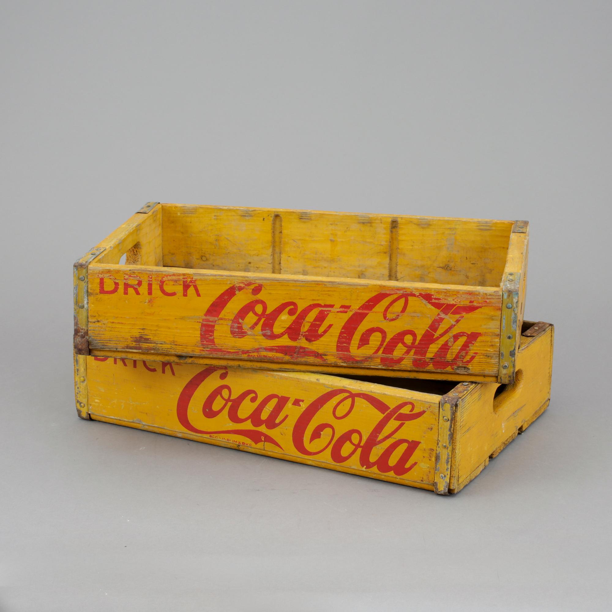 LÅDBACKAR, ett par, "Drick Coca-Cola", omkring 1900-talets mitt.