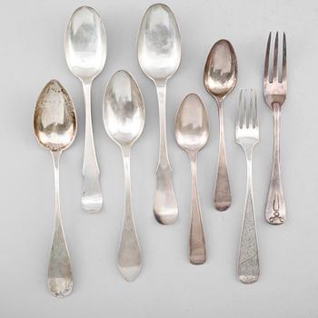 SKEDAR, 6 st samt GAFFLAR, 2 st, olika modeller, 1700-1900-tal. Vikt ca 444 gram.