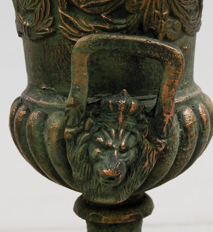 TRÄDGÅRSURNOR, 1 par, gjutjärn, 2000-tal.