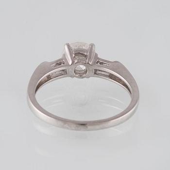 RING, 18K vitguld med briljantslipad diamant 1.14 ct samt 2 baguetteslipade diamanter 0.20 ct. Vikt 3,5 gram.