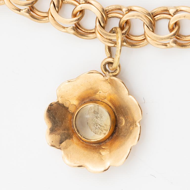 Bracelet, 18K gold bismarck link. With charms.