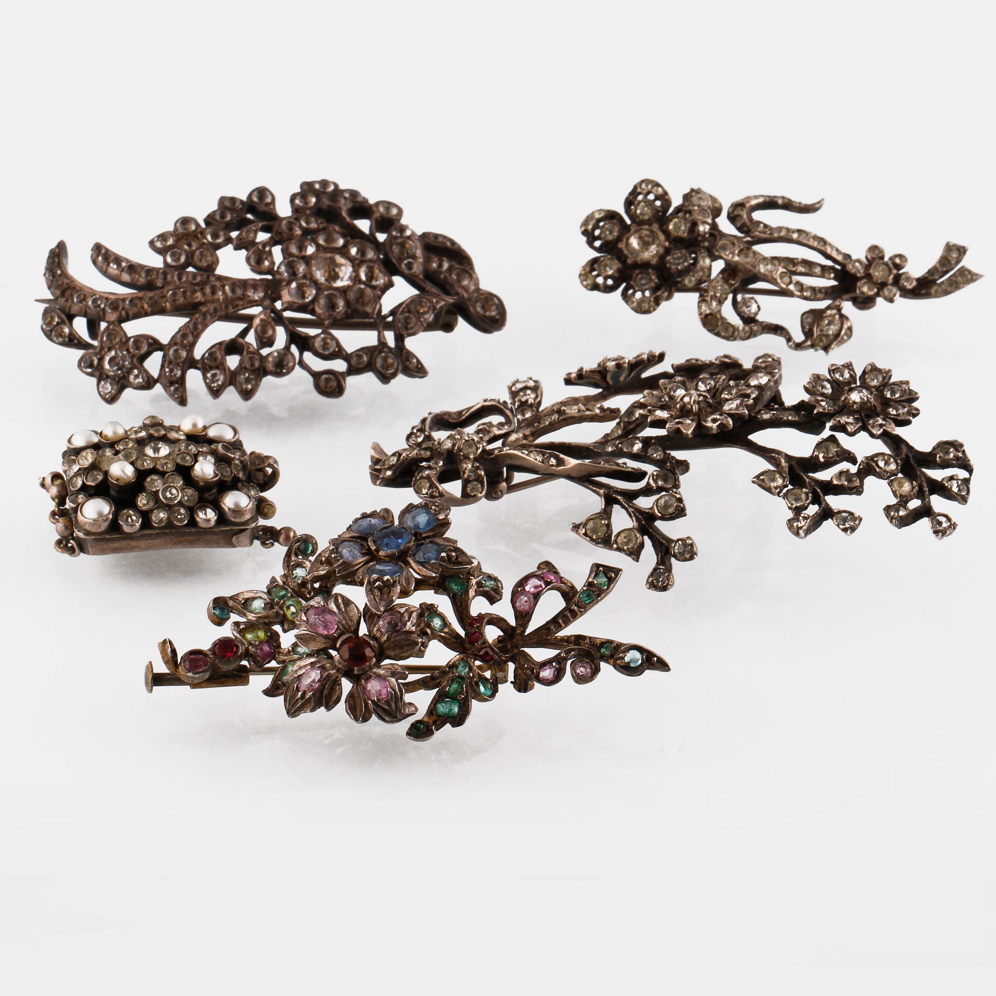 SPÄNNE och BROSCHER, 4 st, silver samt paste, delvis Lindbergs Silversmide, Stockholm, 1951. Vikt 83,1 gram.