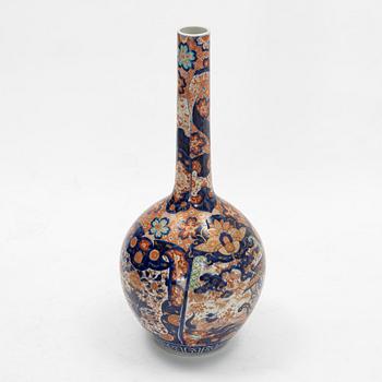 A large Japanese imari vase, 20th century.