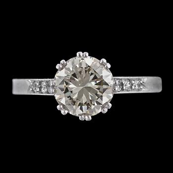 RING, briljantslipad diamant 1,56 ct, samt på sidorna åttkantslipade diamanter, tot. ca 0.06 ct. Göteborg, 1953.