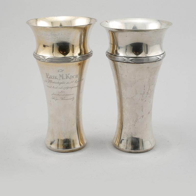 POKALER, 2 st snarlika, silver, C.G Hallberg, Stockholm, 1906 och 1907. Vikt 915 g.