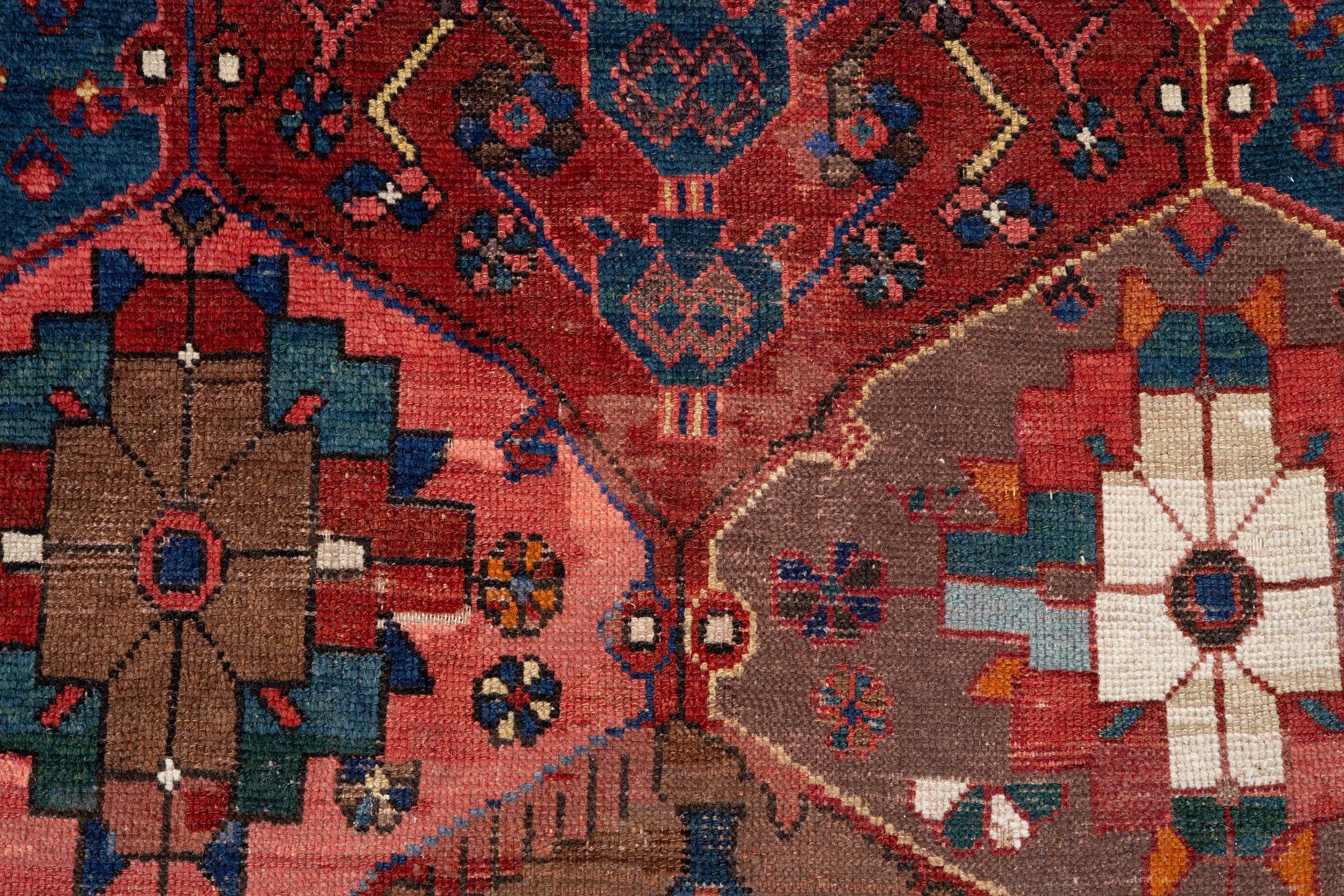 Rug, semi-antique, Chahar Mahal/Bakhtiari, approx. 290 x 204 cm.