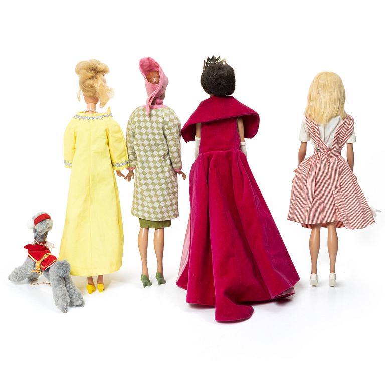 Barbiedockor, 4 st, samt kläder och accessoarer, Mattel, 1960-/70-tal.