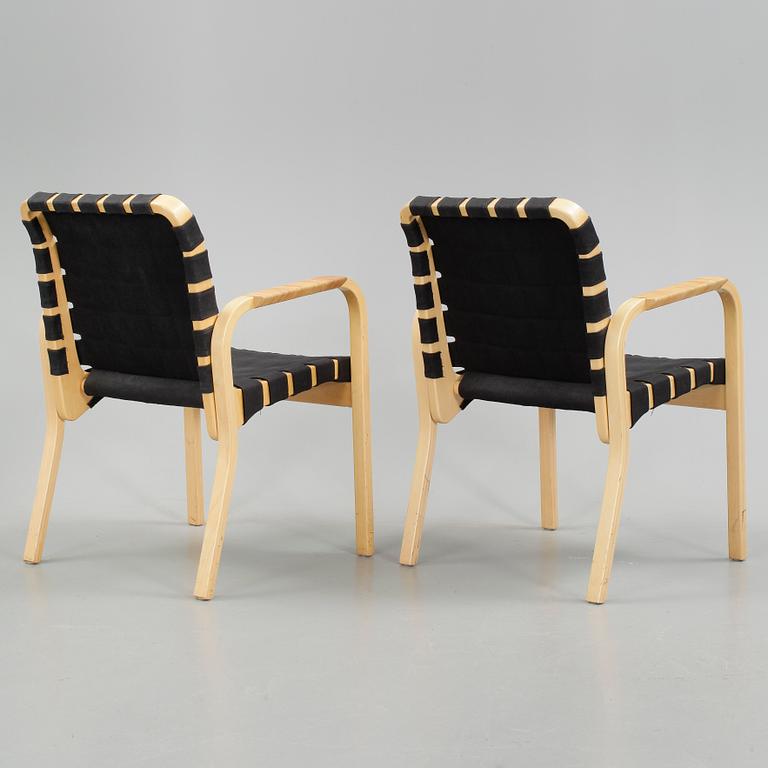 KARMSTOLAR, 2 st, modell 45, Alvar Aalto, Artek. Modellen formgiven 1947.