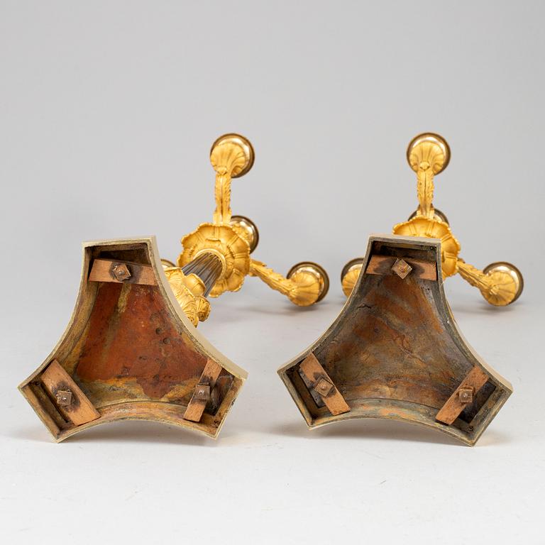 KANDELABRAR, ett par, senempire, förgylld och patinerad brons, 1800-talets första hälft.