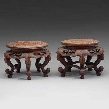TRÄSTÄLL, två stycken, hardwood. Qingdynastin (1644-1912).