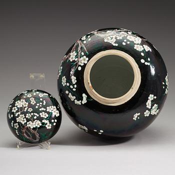 A 'famille noire' jar with cover, late Qing Dynasty (1644-1912).