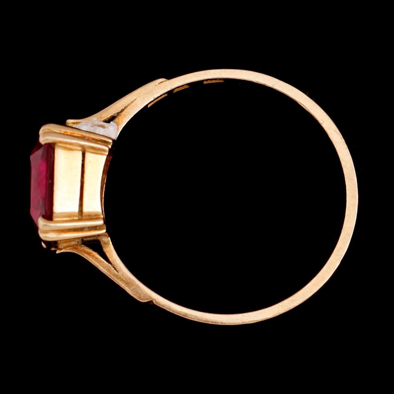 RING, 18 k guld, 1952, med röd fasettslipd sten. Total vikt ca 4 gram.
