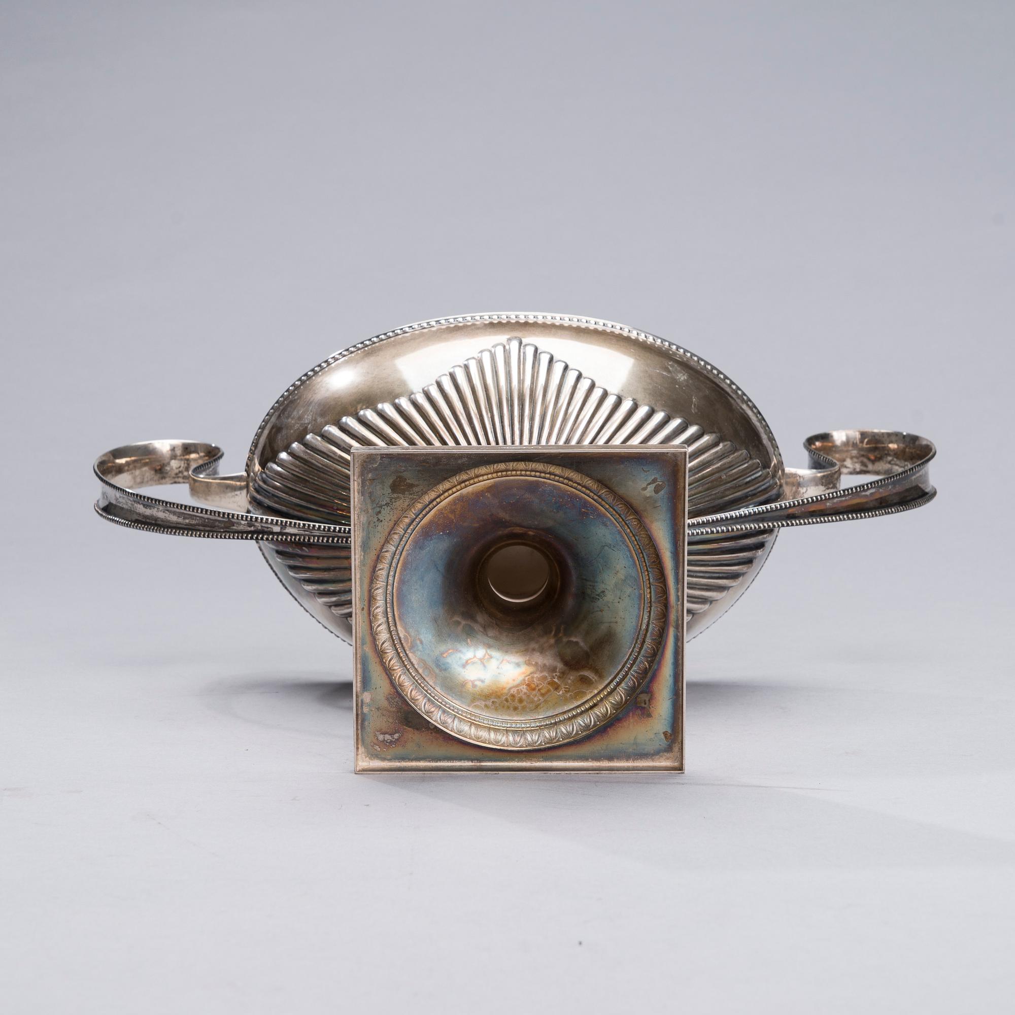JARDINJÄR, silver och glas, gustaviansk stil, Åbo 1918. Silvervikt 887,7 g.